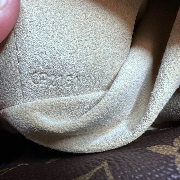 Louis Vuitton Artsy MM in Monogram - Picture 15 of 16